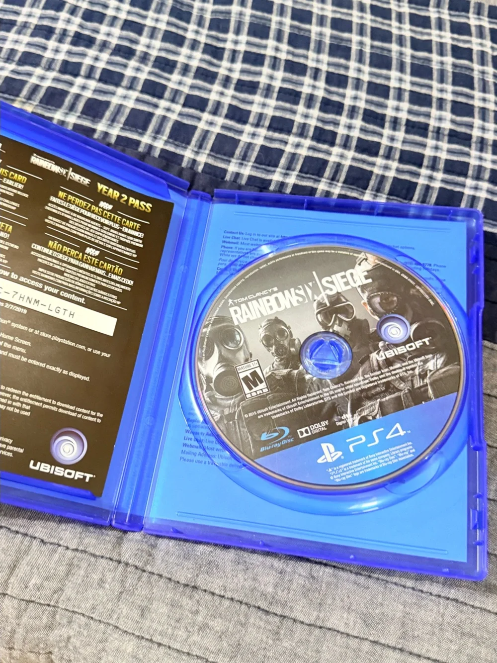 Tom Clancy's Rainbow Six Siege Year 2 Gold Edition (PS4) - Black & Gold